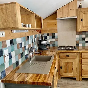 https://le-savoyard-chez-emmanuelle-veyrier-du-lac.hotels-rhonealpes.com